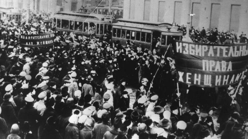 Mulheres nas ruas da R&uacute;ssia protestando contra a fome e a guerra em 1917