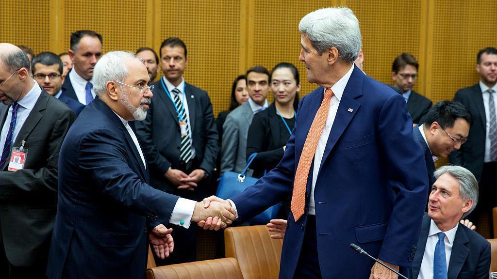 El ministro de Asuntos Exteriores de Irán, Mohammad Javad Zarif, estrecha la mano del secretario de Estado de EE. UU., John Kerry, en la última sesión de trabajo de las negociaciones, celebrada el 14 de julio de 2015 en Viena, Austria.