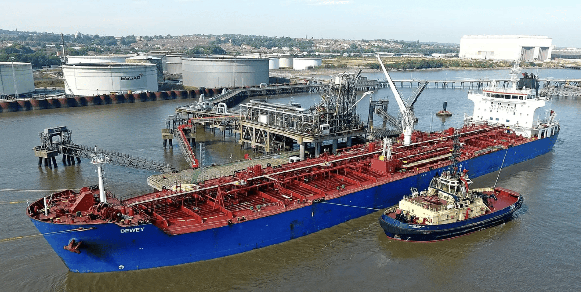 Imagem de um navio-tanque azul atracado em um porto 