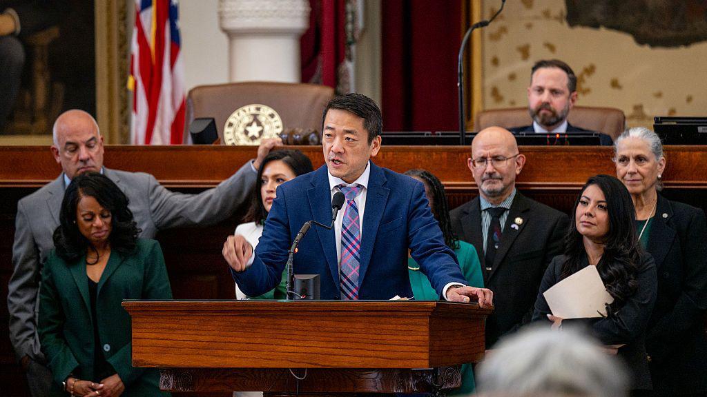 El presidente del Caucus Demócrata de la Cámara de Representantes de Texas, Gene Wu, en un debate parlamentario.