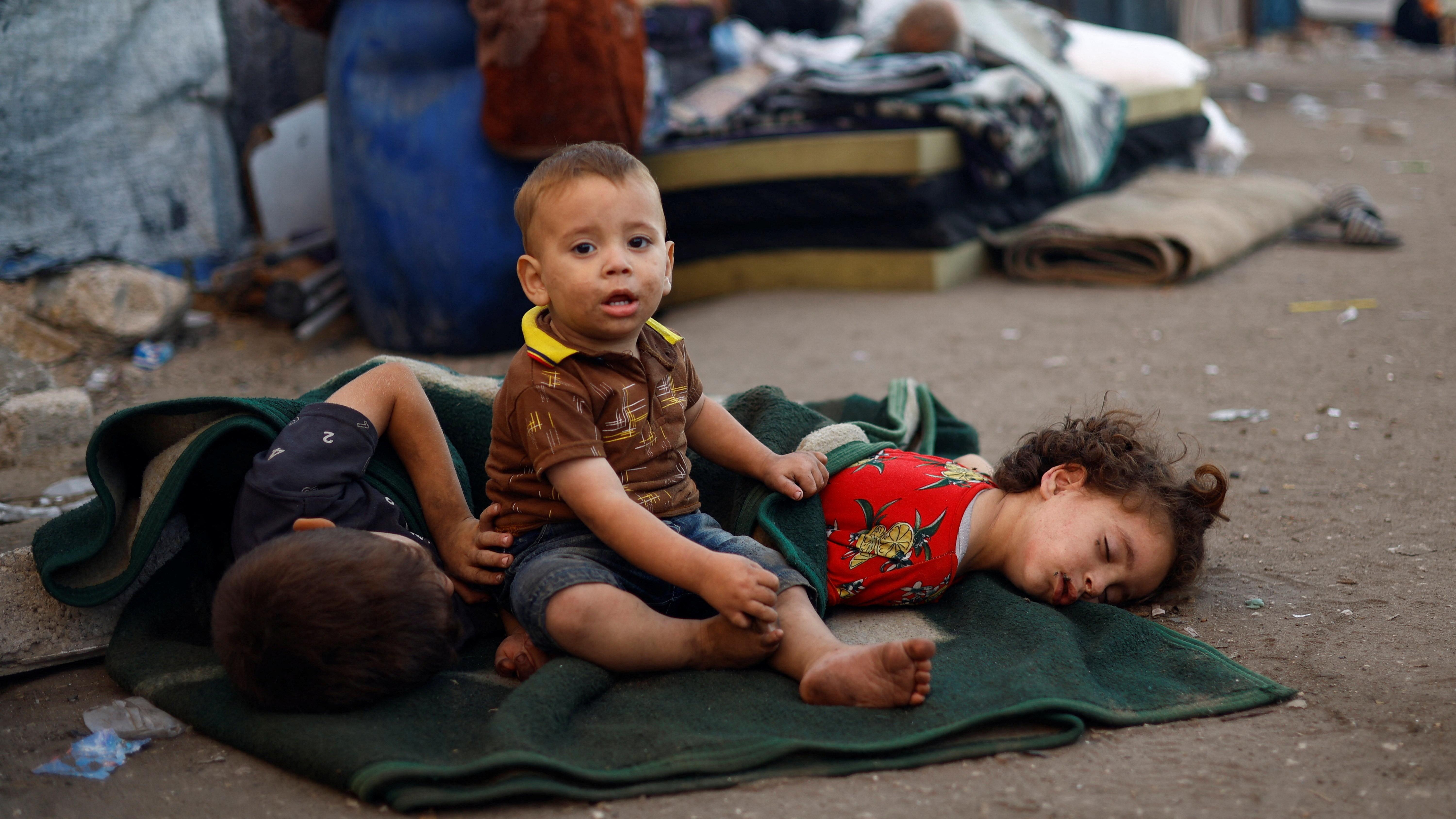 إسرائيل تتهم حماس بـ "ترهيب سكان غزة ومنعهم من مغادرة المدينة"، وواشنطن تستخدم الفيتو للمرة السادسة بشأن الحرب 1 أطفال من بين النازحين الفلسطينيين الفارين من شمال غزة بسبب العملية العسكرية الإسرائيلية يستريحون في طريقهم بينما يتجهون مع آخرين جنوبًا بعد أن أمرت القوات الإسرائيلية سكان مدينة غزة بالإخلاء إلى الجنوب.