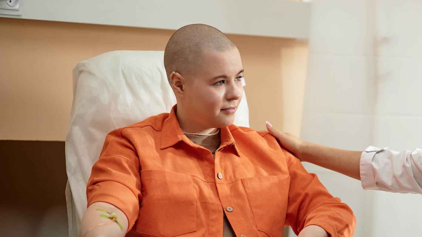 Mulher jovem careca