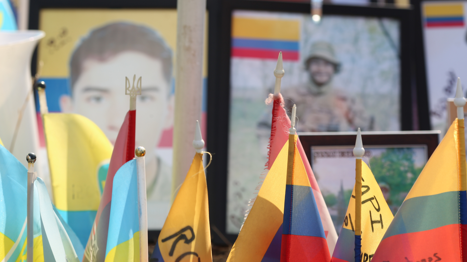 Varias banderas colombianas en un sitio de homenaje a los caídos