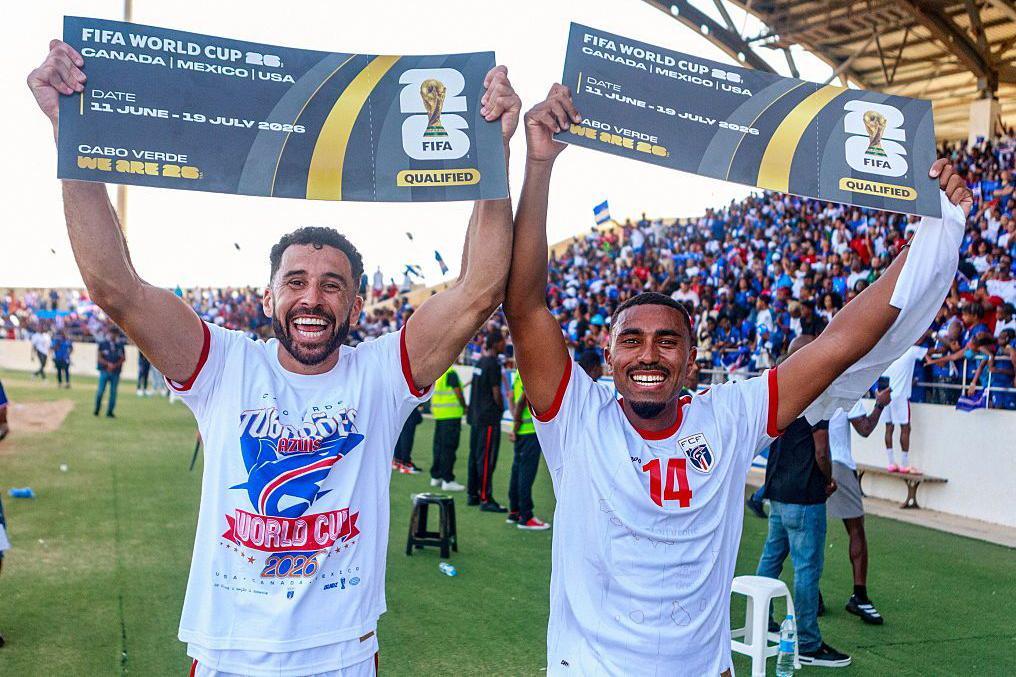 Jogadores da sele&ccedil;&atilde;o de Cabo Verde comemoram a classifica&ccedil;&atilde;o do pa&iacute;s, pela primeira vez, para a Copa do Mundo 