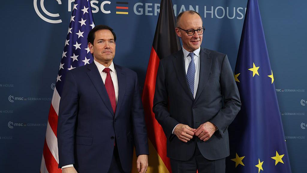 El canciller alemán, Friedrich Merz (der.), y el secretario de Estado estadounidense, Marco Rubio, en la 62.ª Conferencia de Seguridad de Múnich, el 13 de febrero de 2026