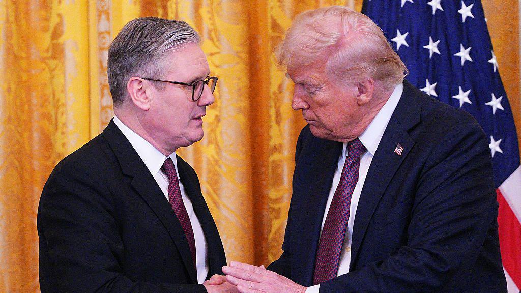 El presidente de los Estados Unidos, Donald Trump, en un apretón de manos con el primer ministro del Reino Unido, Keir Starmer.