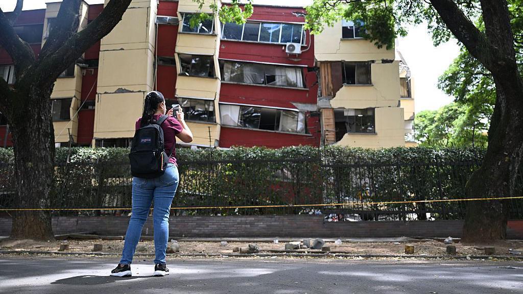 Cali, Colombia, en un edificio afectado por el sismo.