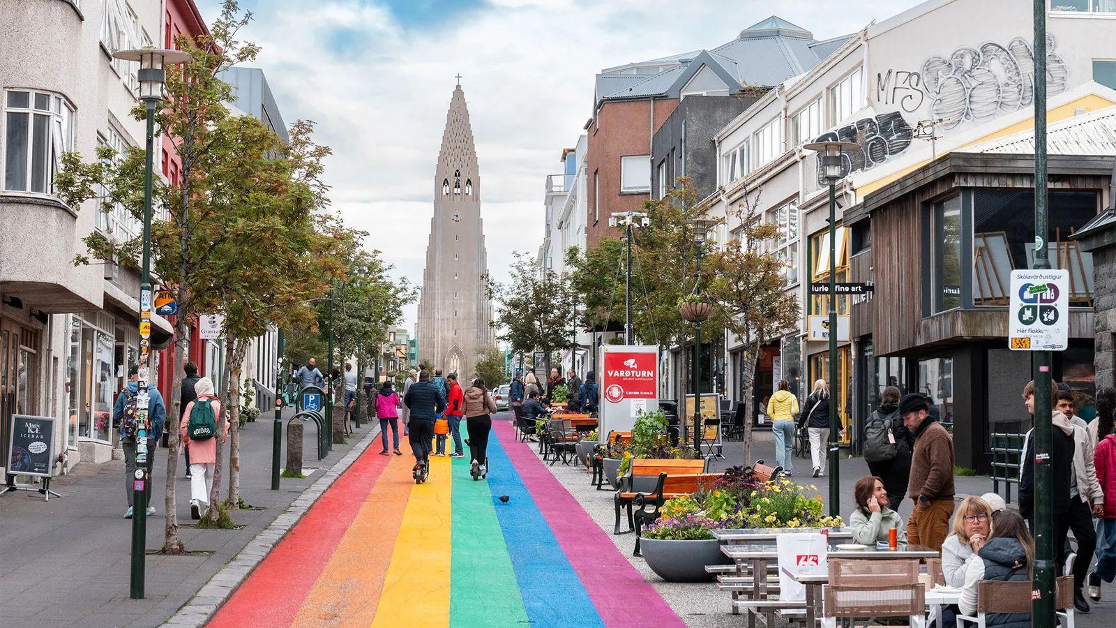 Una concurrida calle peatonal con los colores del arcoiris en Reikiavik