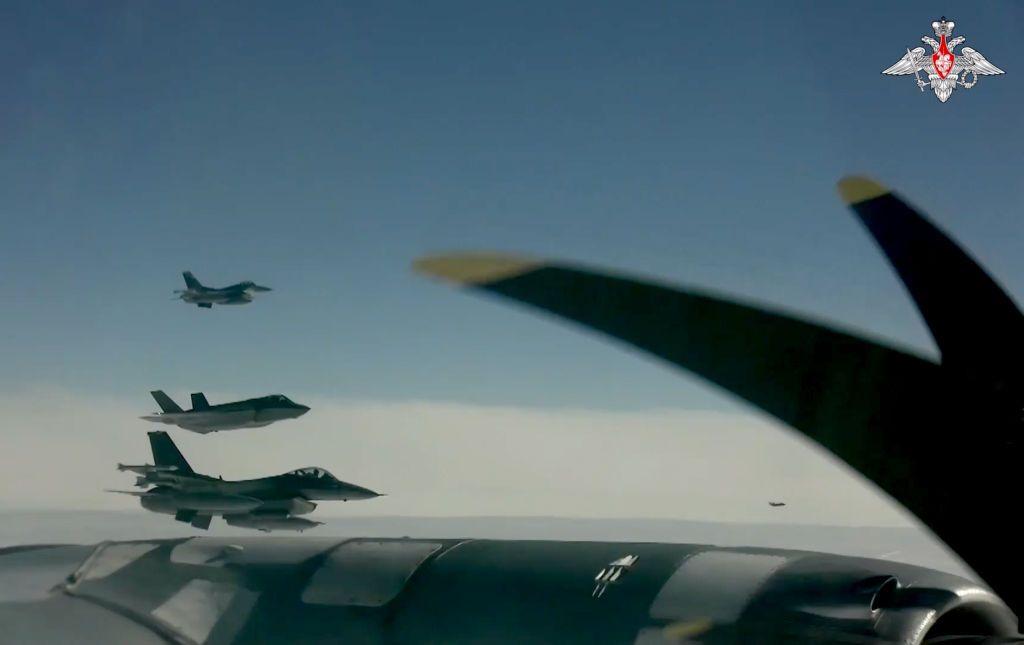 Un bombardero ruso siendo seguido por aviones de la OTAN