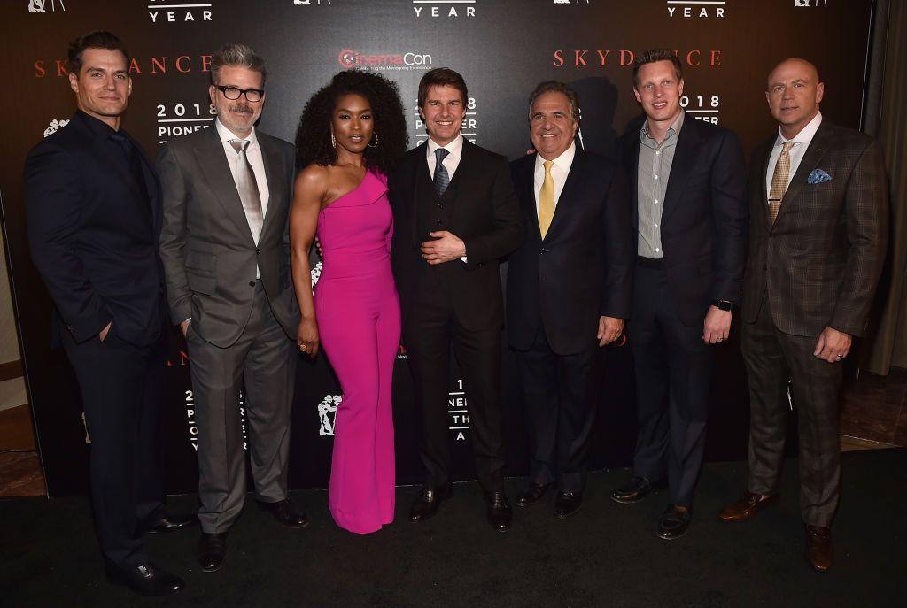 Henry Cavill, Angela Bassett y Tom Cruise junto a David Ellison
