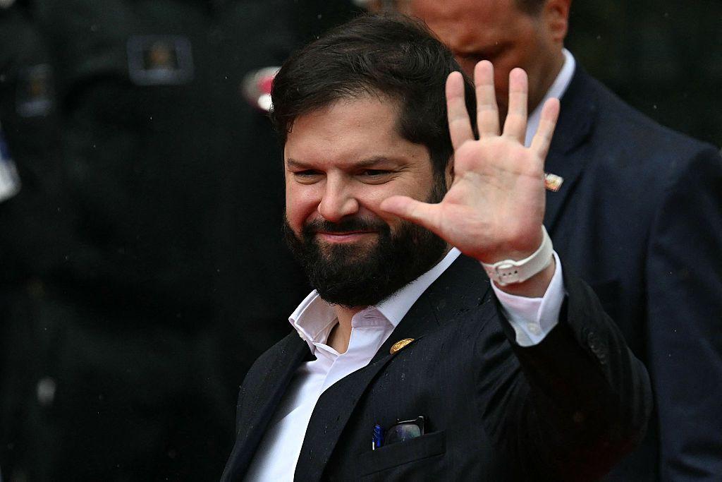 El presidente de Chile, Gabriel Boric, saluda a la prensa. 