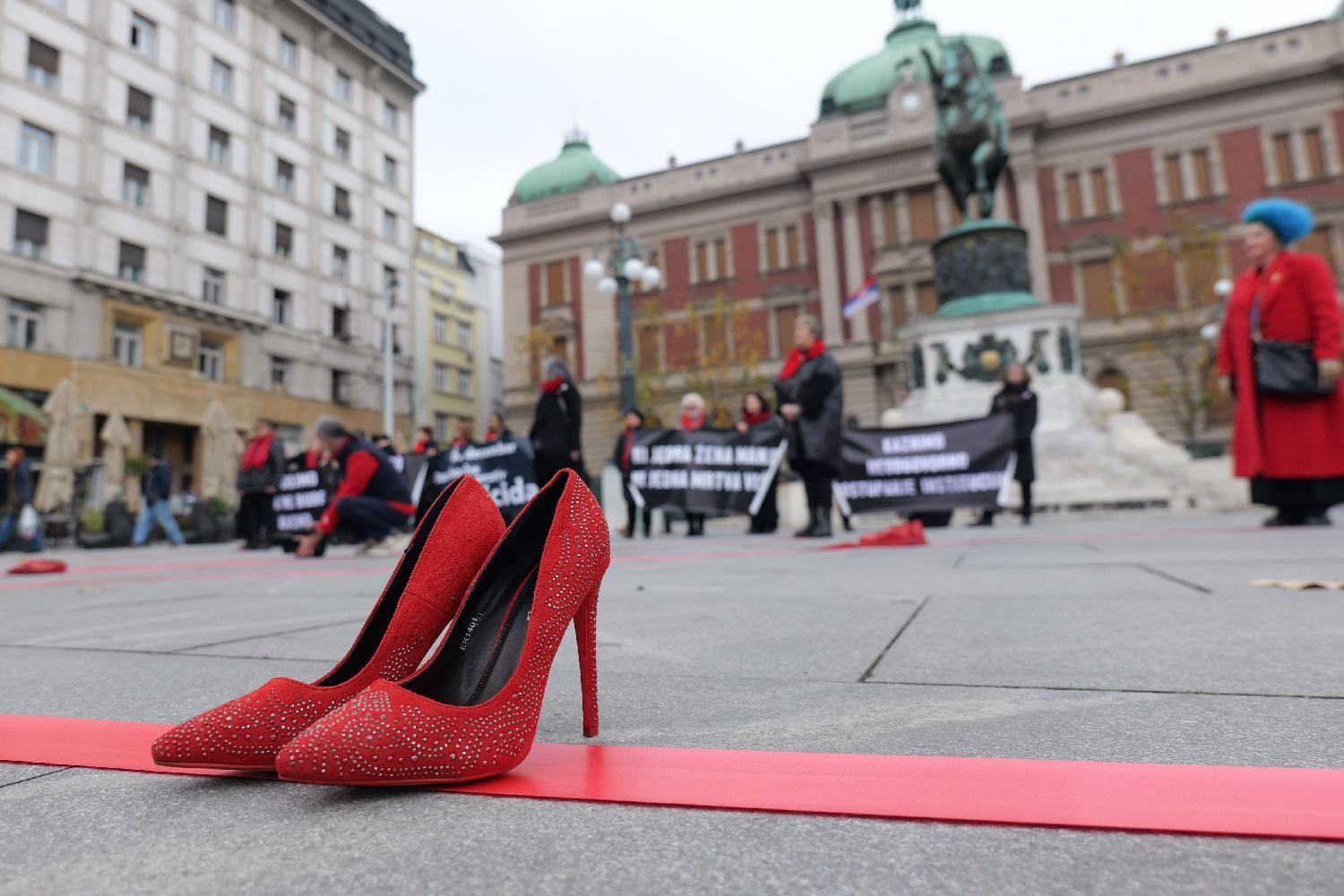 Nasilje nad ženama u Srbiji: Kad dom nije sigurna kuća 4 Crvene cipele sa štiklama kao simbol ubijenih žena tokom skupa povodom Međunarodnog dana borbe protiv femicida