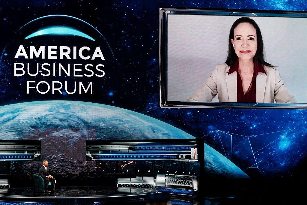 María Corina Machado hablando en un evento empresarial en Miami.