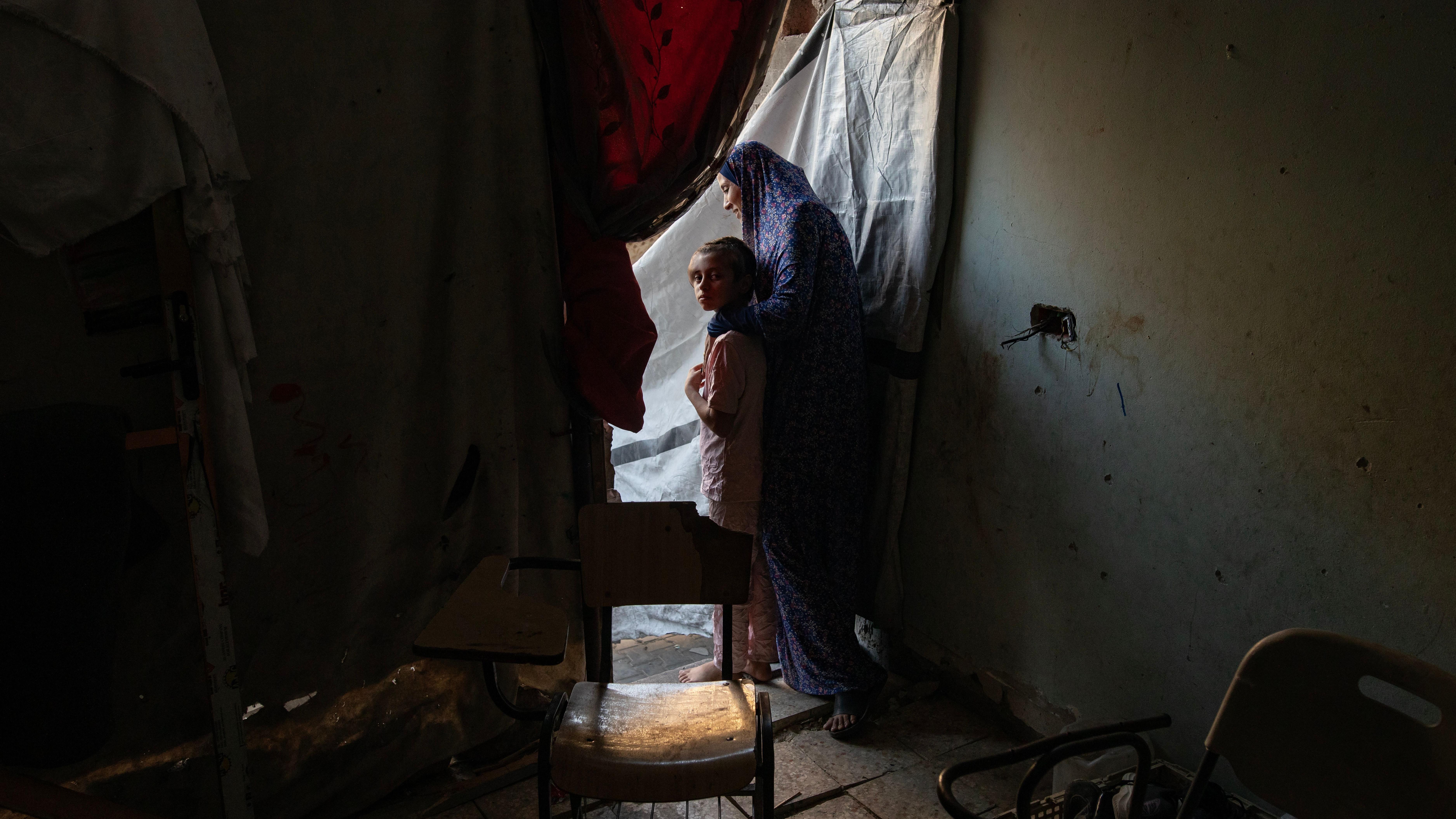 الجيش الإسرائيلي يعلن إدخال خيام اليوم لنقل سكان قطاع غزة تمهيداً لعملية عسكرية، ونتنياهو يربط أي اتفاق بـ"شروط صارمة" 8 مريم إبراهيم، فتاة تبلغ من العمر 12 عاماً من مخيم خان يونس للاجئين، أصيبت بإصابة في الدماغ عندما أصابتها شظايا صاروخية تسببت في كسر في الجمجمة، بعد أن استهدف الجيش الإسرائيلي منزل عائلتها.