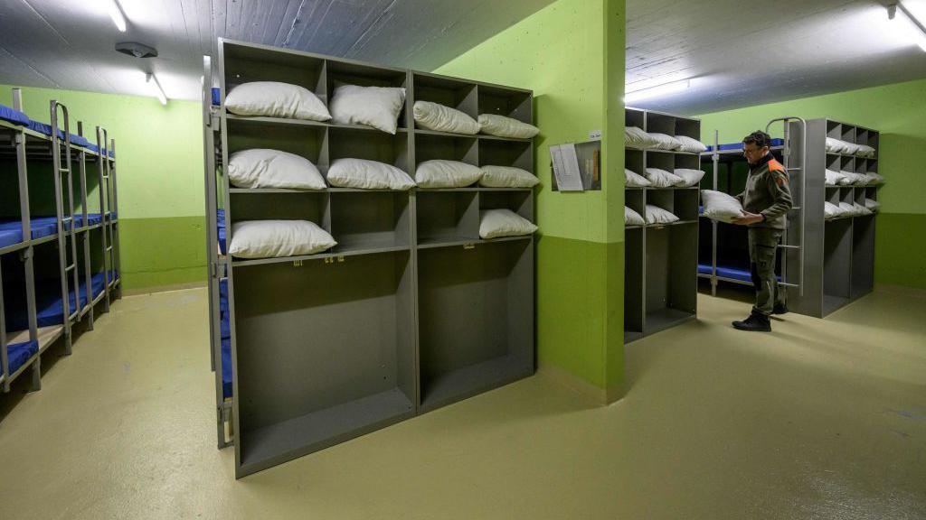 Un refugio lleno de literas y almohadas.