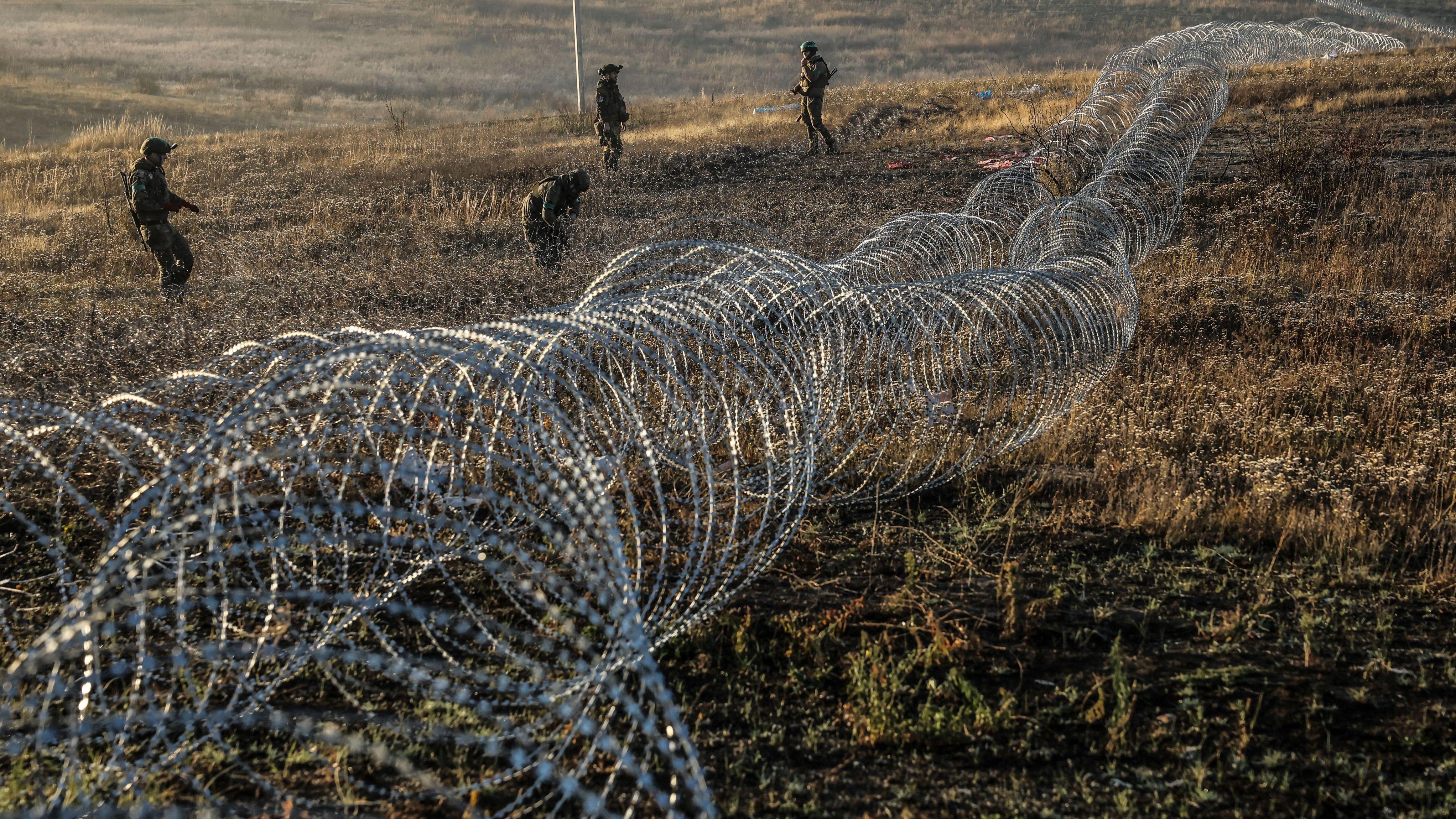 우크라이나 동부 도네츠크 차시우 야르 인근 지역 전선에서 우크라이나 군인들이 대전차 지뢰와 각종 장애물을 설치하는 모습