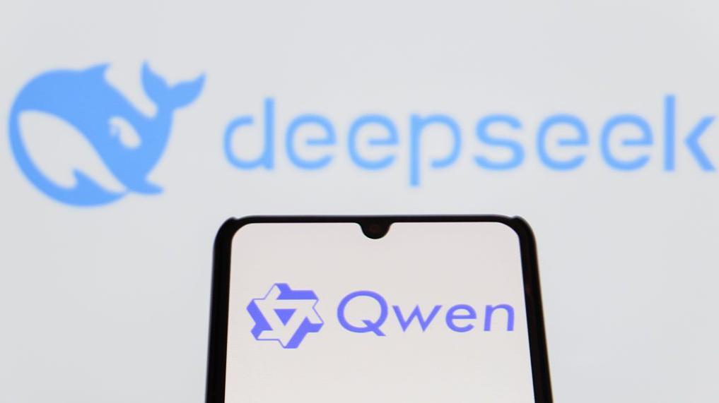 QWEN AI 的標誌顯示在智慧型手機上，背景是 Deepseek 的標誌。 
