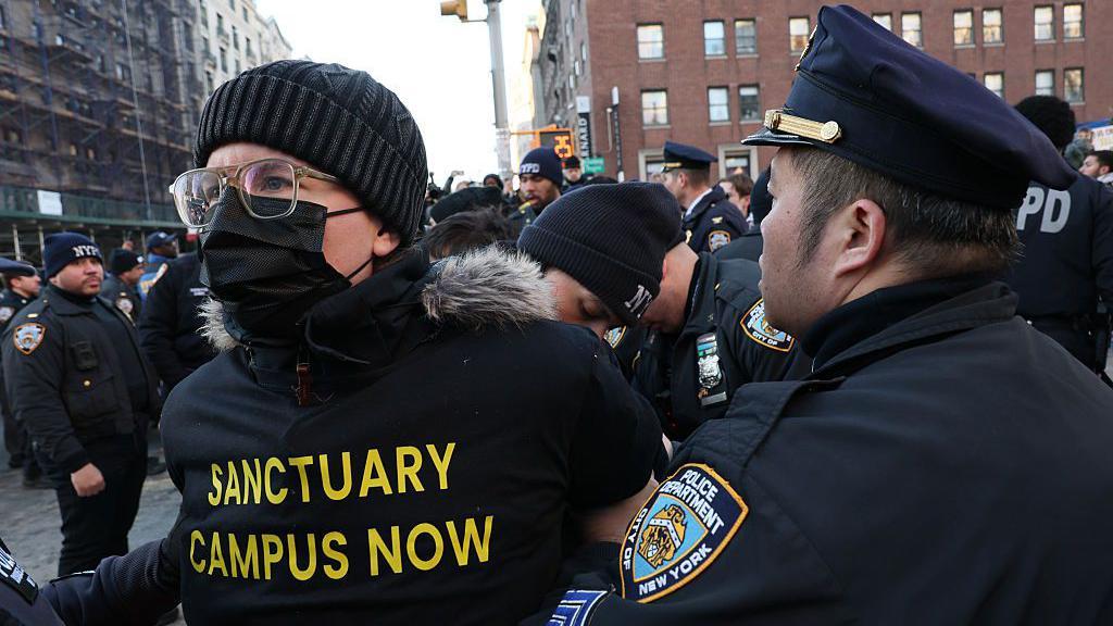 Oficiales del NYPD arrestan a manifestantes que bloquearon el tráfico en Broadway mientras protestaban contra la Oficina de Inmigración y Control de Aduanas (ICE) en la Universidad de Columbia el 5 de febrero de 2026 en la ciudad de Nueva York. (Foto por Michael M. Santiago/Getty Images)