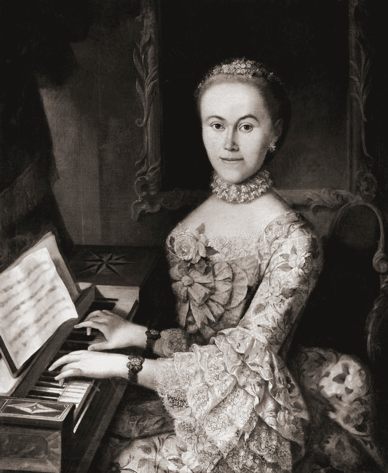 Nannerl, vestida con un traje de encajes, está sentada tocando el piano con las dos manos