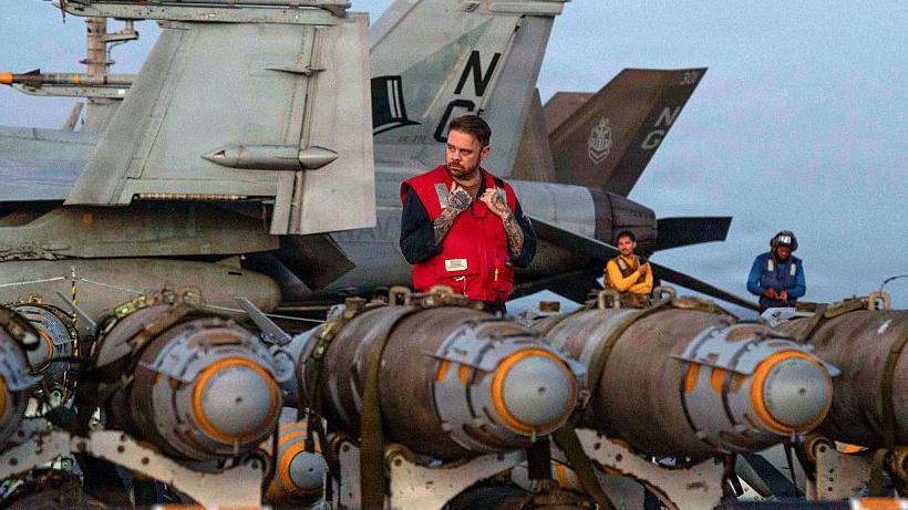 Marines estadounidenses trasladan municiones en la cubierta de vuelo del portaaviones USS Abraham Lincoln (CVN-72), de la clase Nimitz, el 27 de febrero de 2026, en el mar Arábigo.