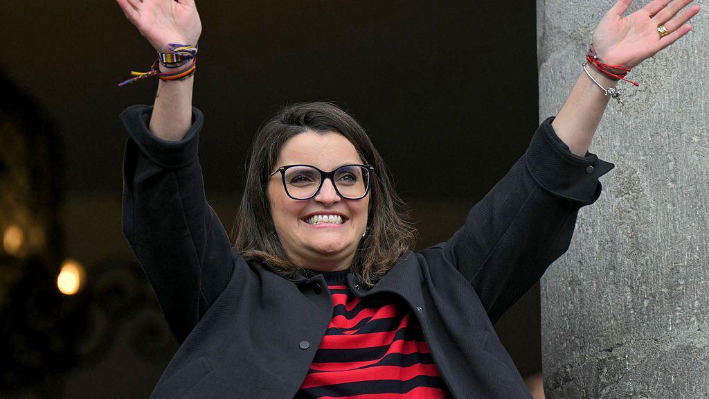 María José Pinto saludando desde una ventana a sus seguidores.