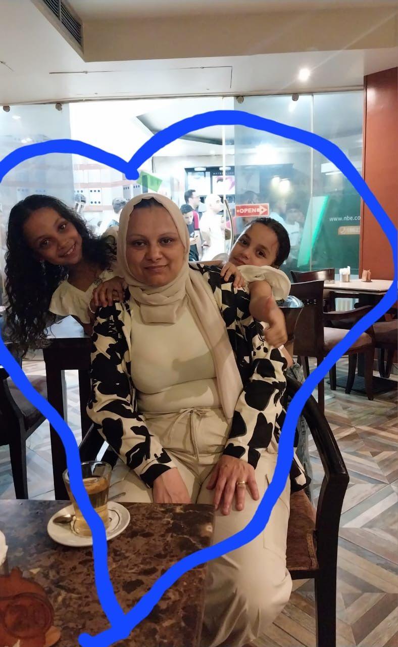 رضا وطفلتيها في أحد المقاهي