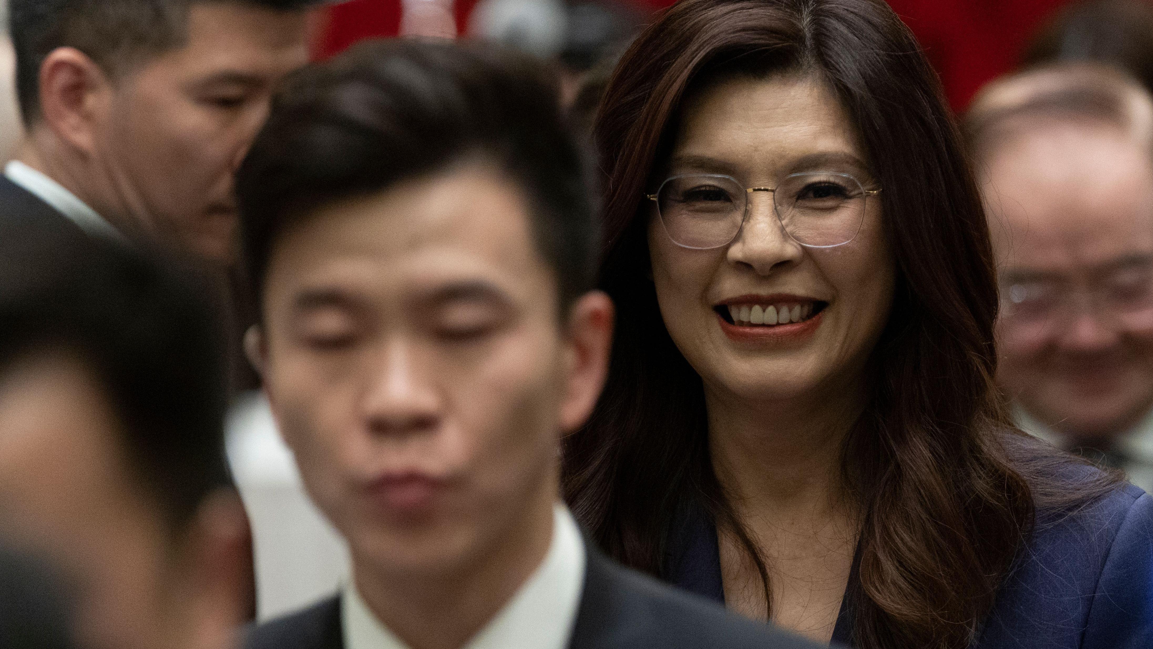 鄭麗文（右）離開「鄭習會」後北京新聞發佈會現場，咧嘴展露笑容（10/4/2026）