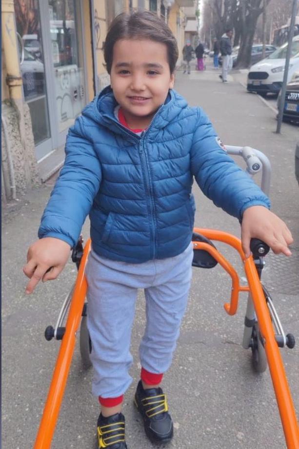 أحمد يقف بمساعدة جهاز مساعد على المشفي بطرفين صناعيين