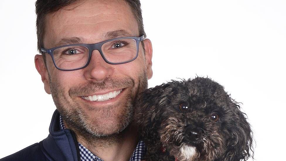 Jaap de Roode sonriente con un perrito