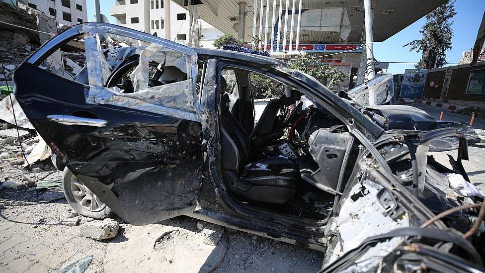 El auto perforado por balas en que se hallaron los restos de Hind Rajab