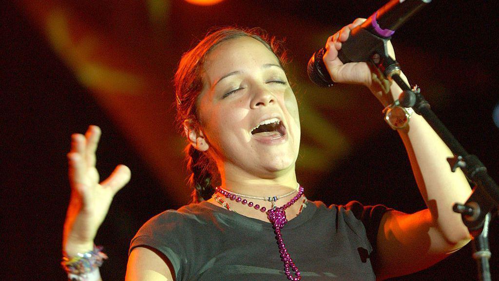 Natalia Lafourcade canta en los latin grammy en el año 2003