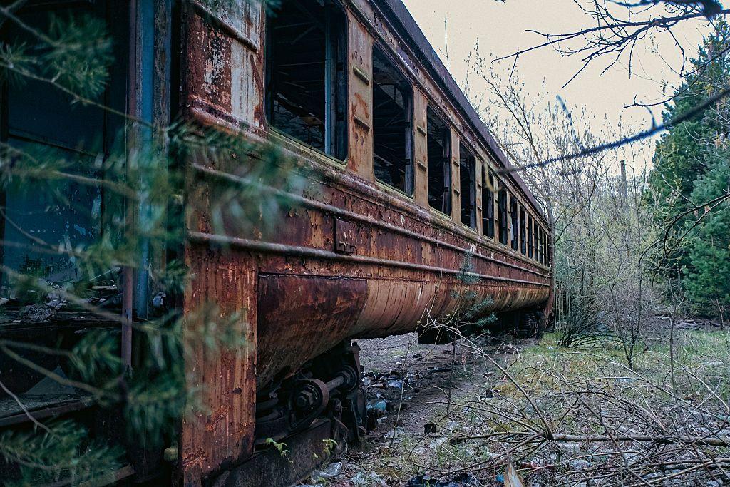 Vagones de un tren abandonado en la zona de exclusión de Chernóbil