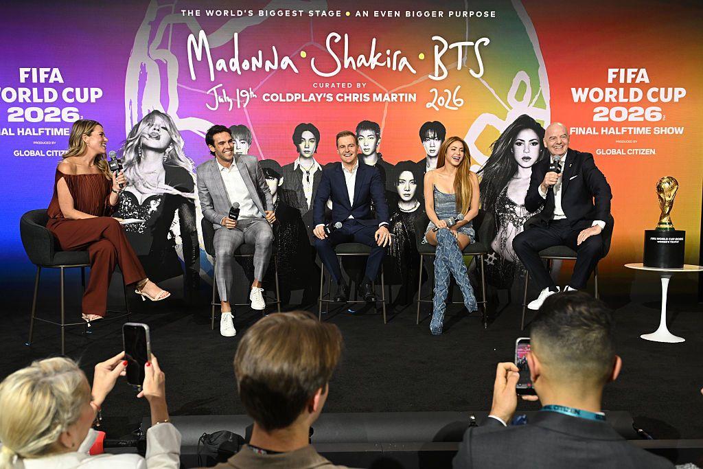 Kak&aacute;, Shakira e Infantino, presidente da Fifa, durante coletiva sobre show na final da Copa