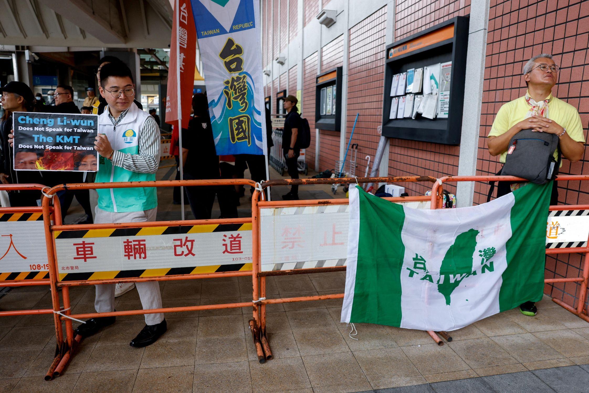 鄭麗文啟程前，有團體在台北松山機場抗議。