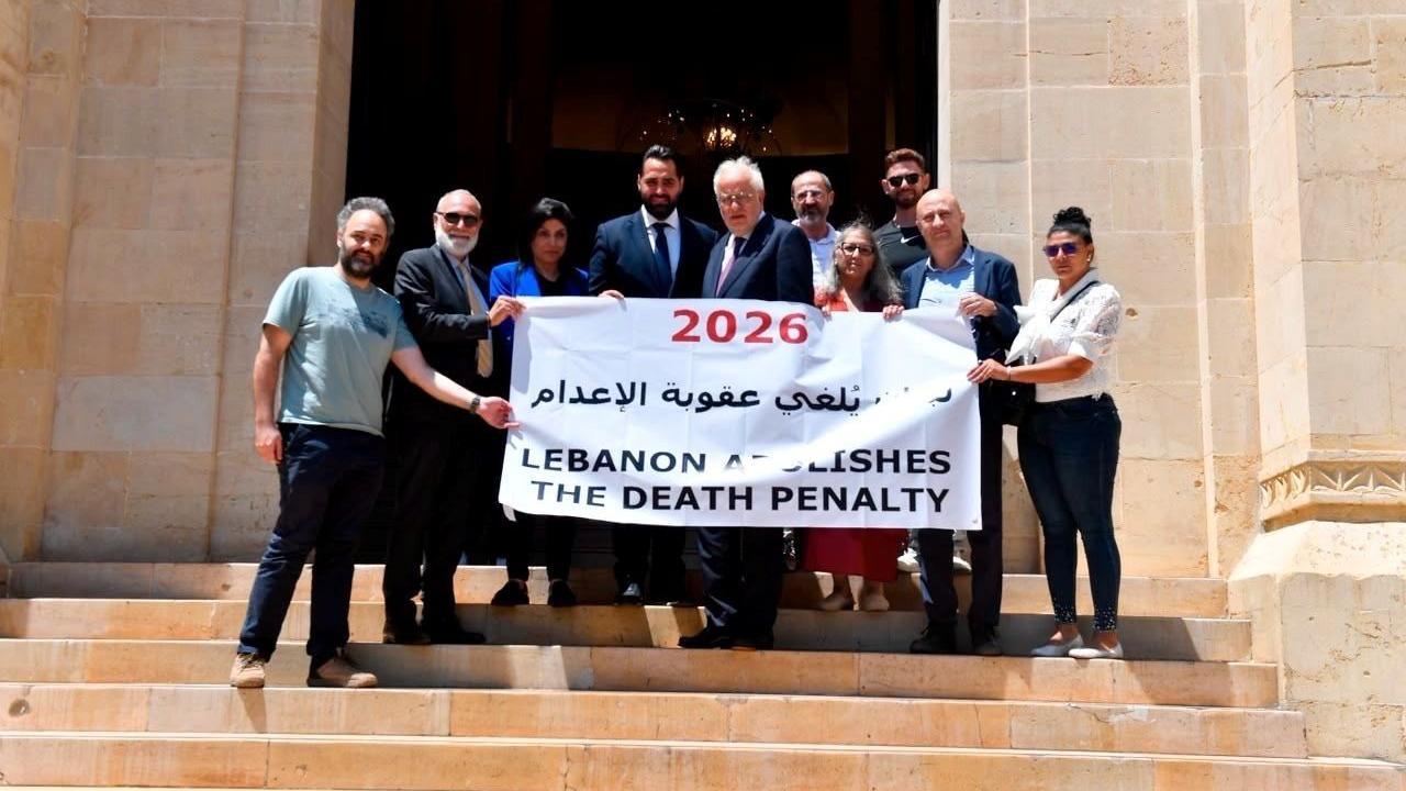 وزير العدل عادل نصار وعدد من النواب والناشطين على درج البرلمان بعد إقرار إلغاء عقوبة الإعدام.