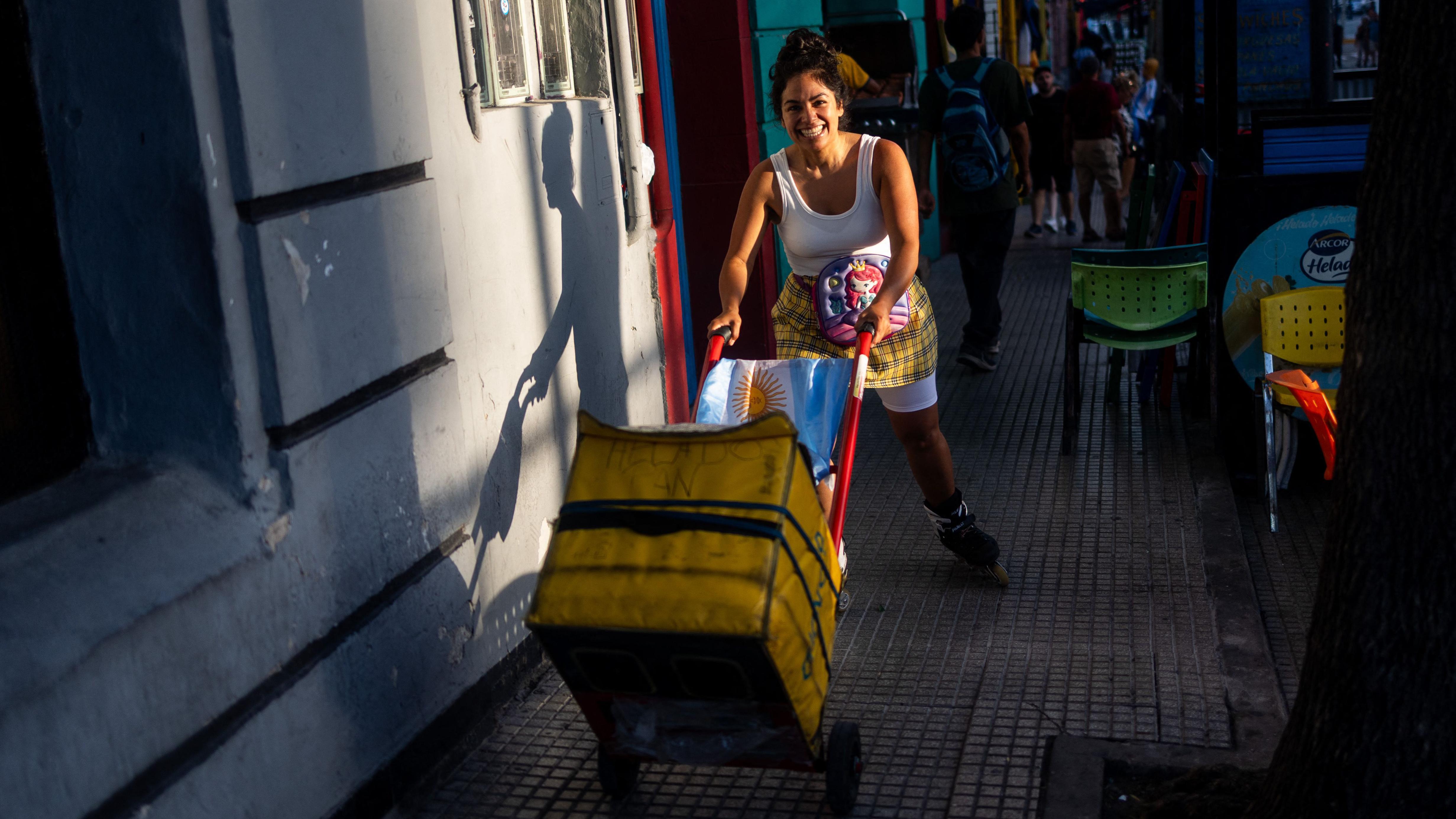 Una mujer con un carro de comercialización en Buenos Aires, Argentina. 