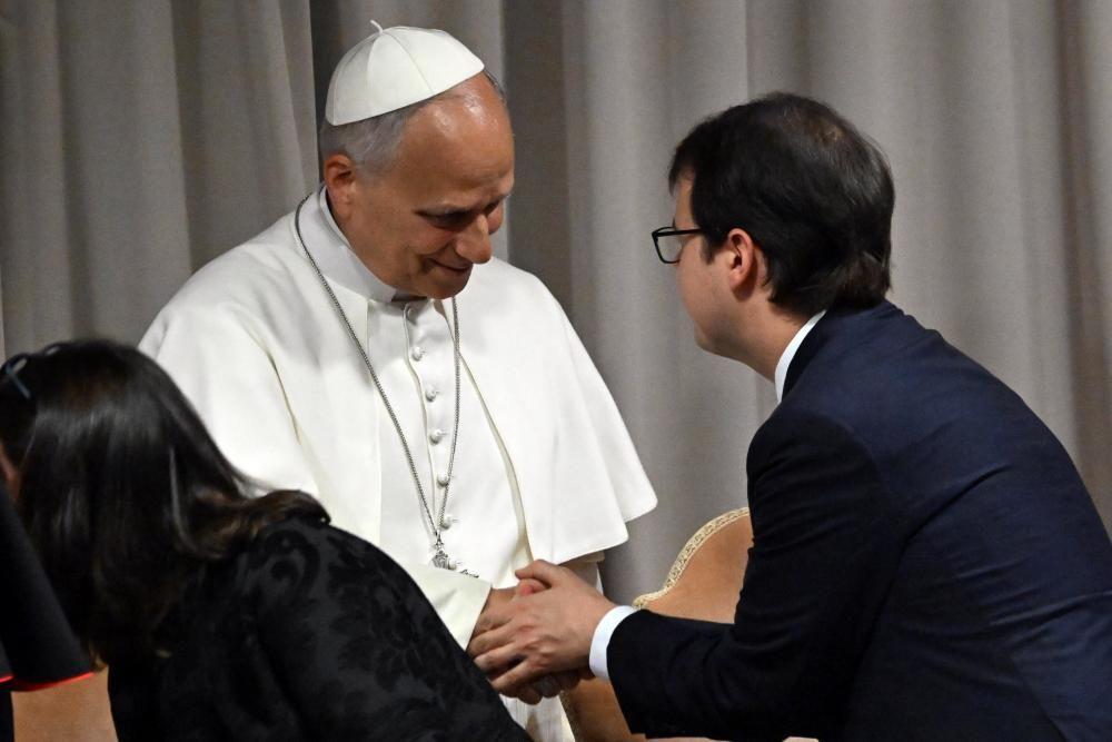 El papa León XIV saluda a Christopher Olah