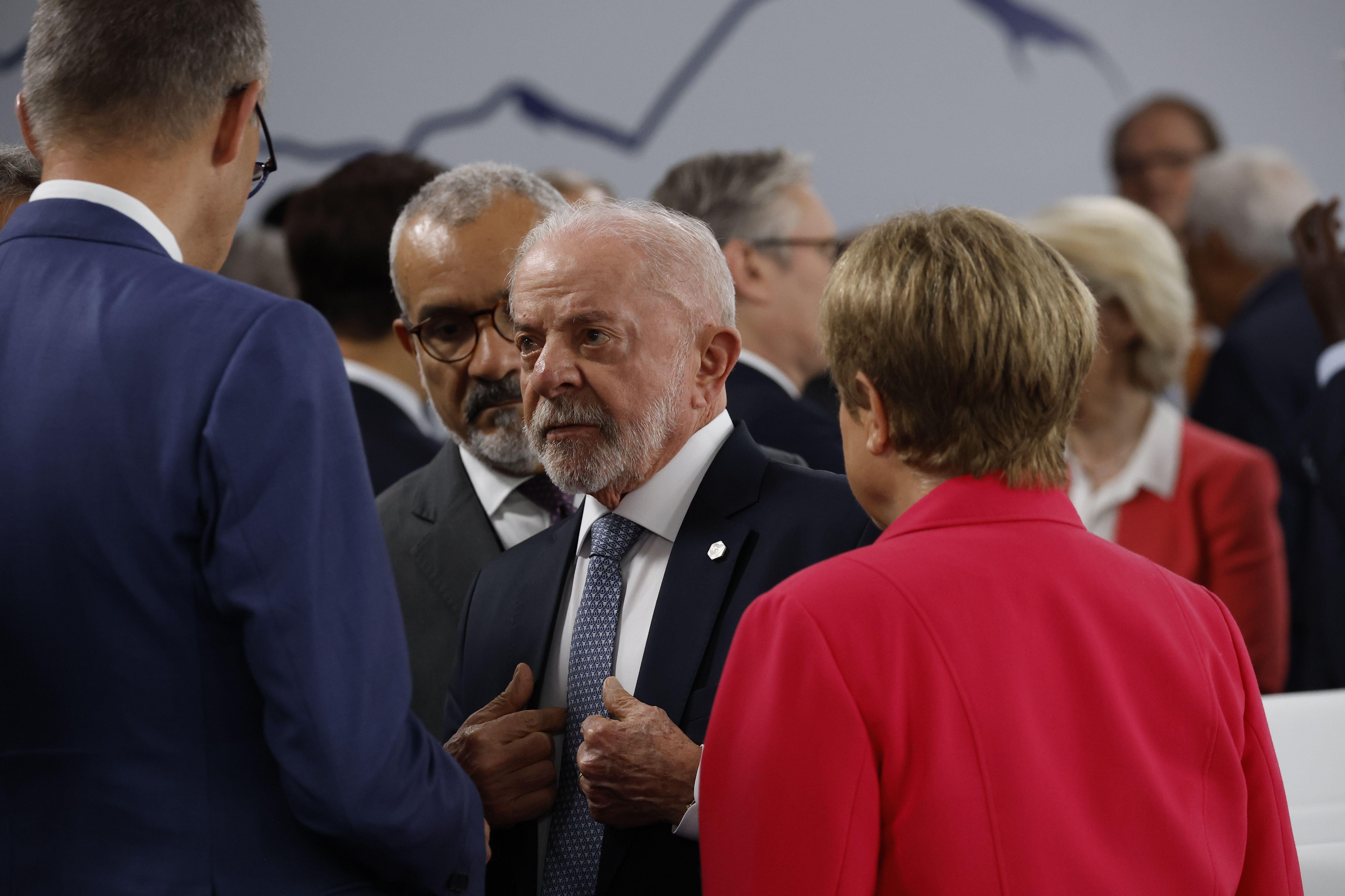 Lula conversando com autoridades de outros países durante G7