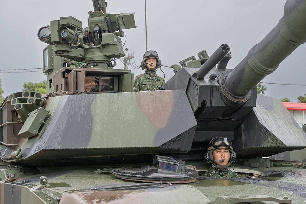 今年七月，台灣漢光演習期間舉行M1A2T主力戰車的演訓，其中多名操作人員為女性。照片中坦克車長為女性。