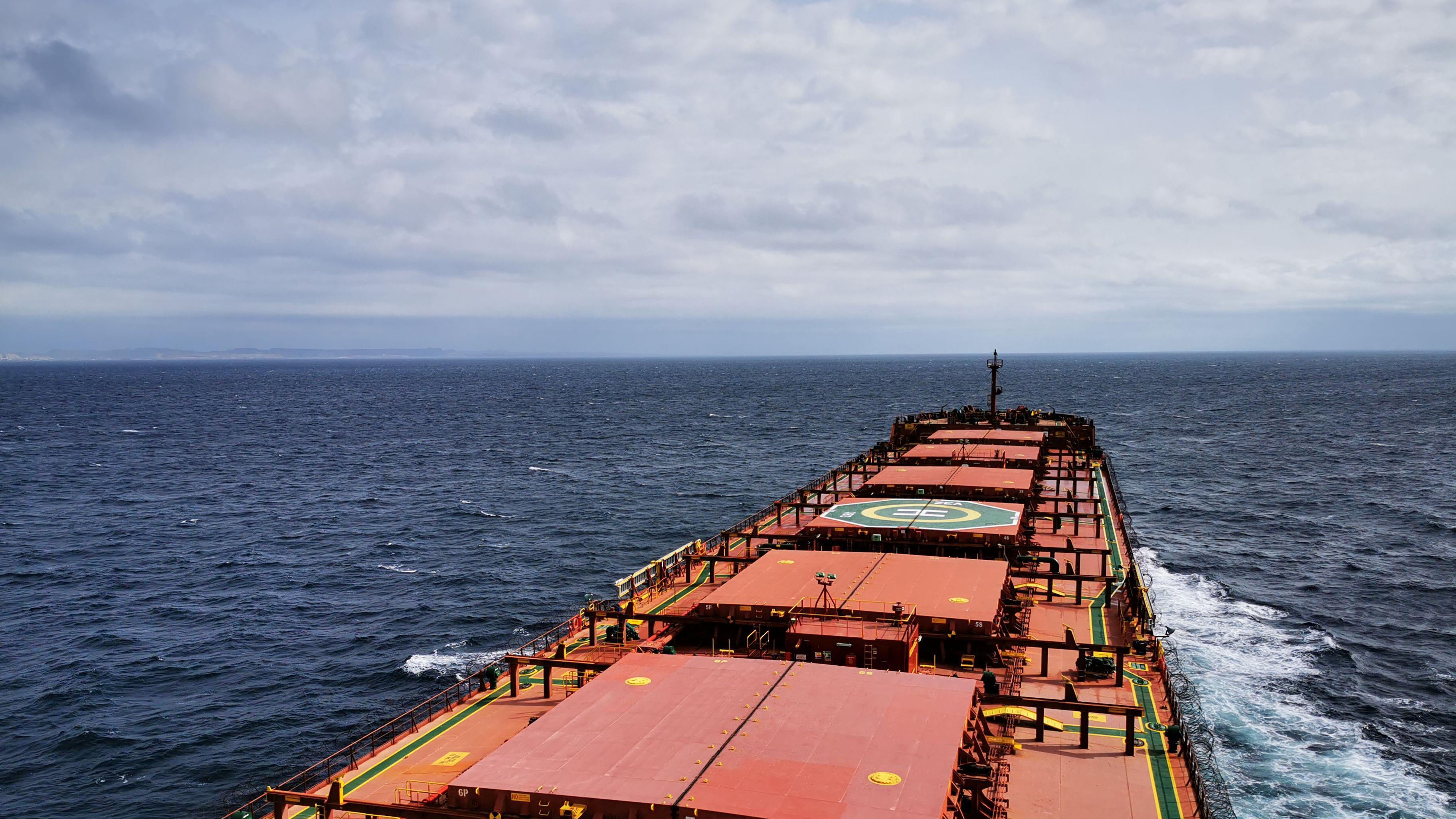 pramac broda dok prolazi kroz Persijski zaliv