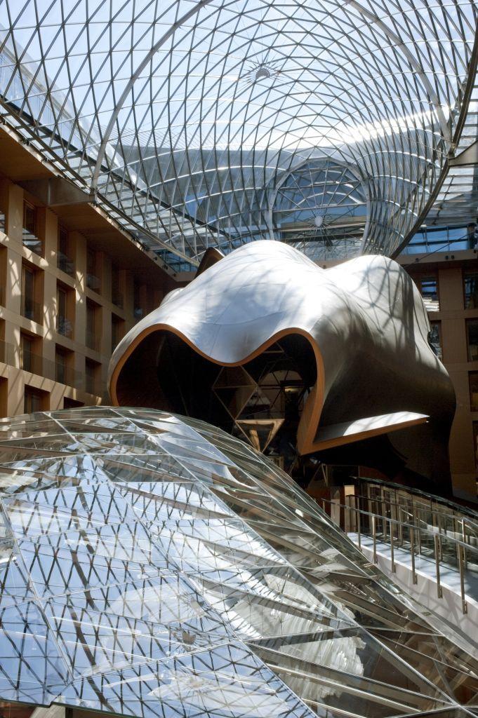 Interior del hall del DZ Bank, diseñado por el arquitecto Frank Gehry, Pariser Platz, en el barrio Mitte, en Berlín, Alemania. (Foto de Henri-Alain SEGALEN/Gamma-Rapho vía Getty Images)