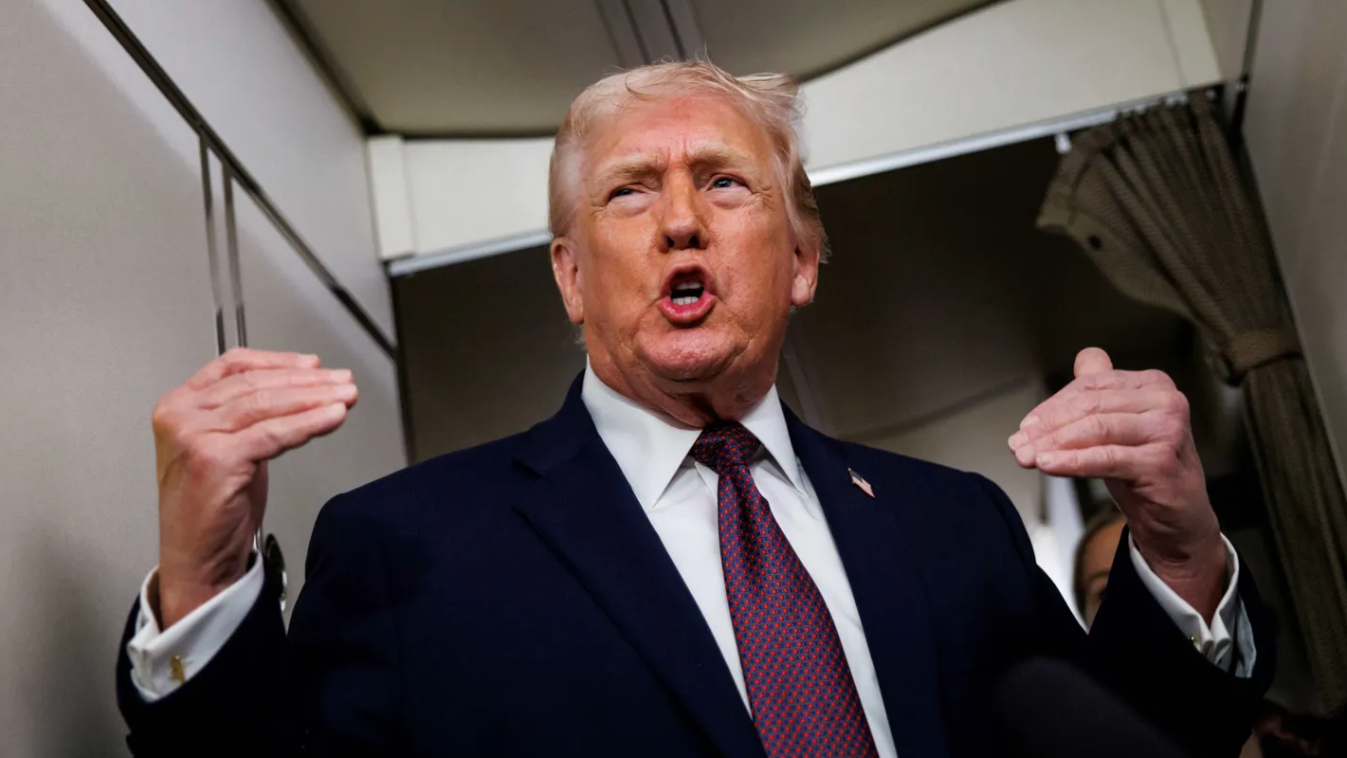 2026年1月11日，美國總統特朗普在從佛羅里達州棕櫚灘返回白宮的「空軍一號」上接受媒體記者的提問。