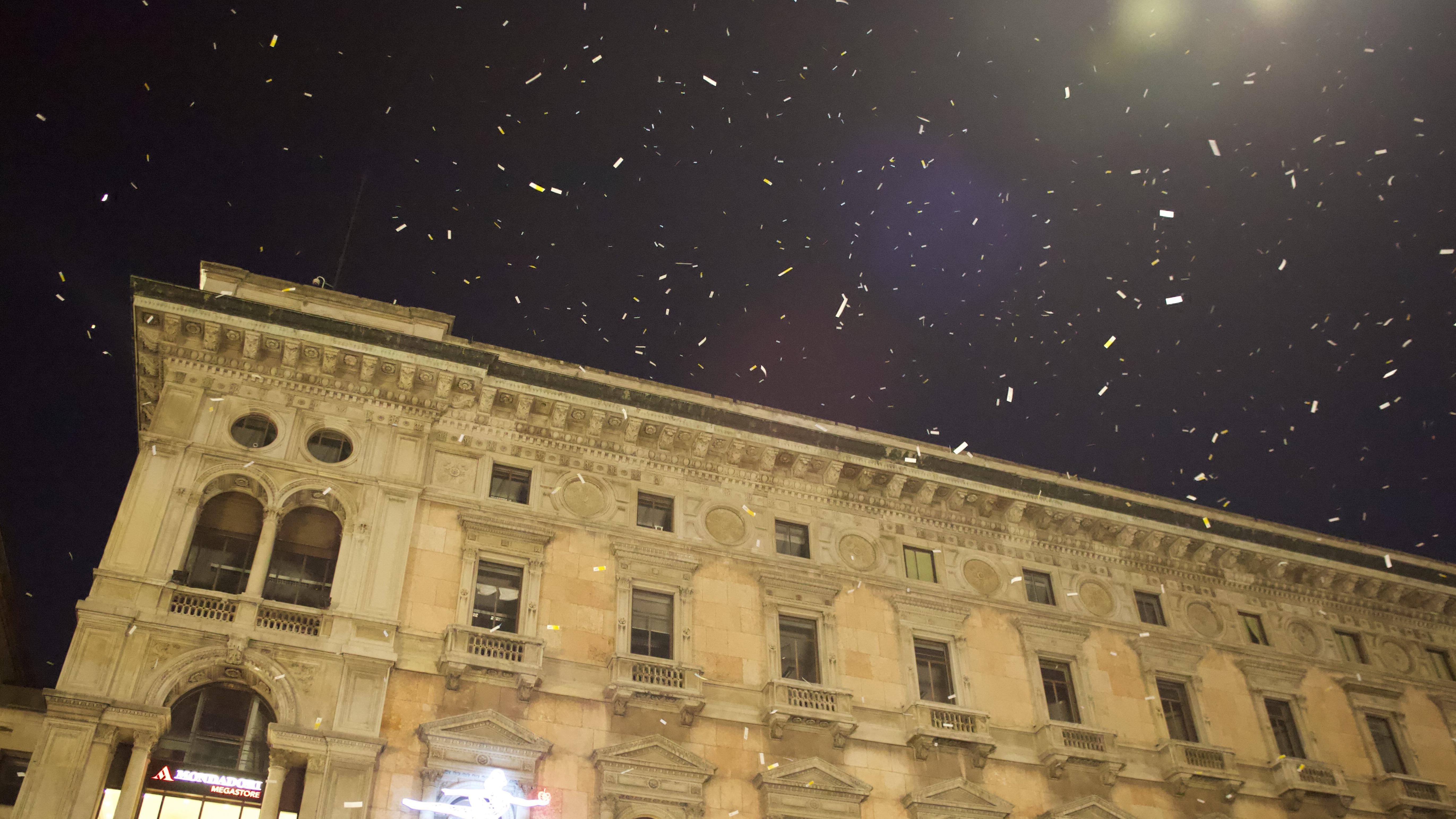 Una lluvia de poemas impresos en marcapáginas caen sobre Milán, septiembre 2015 