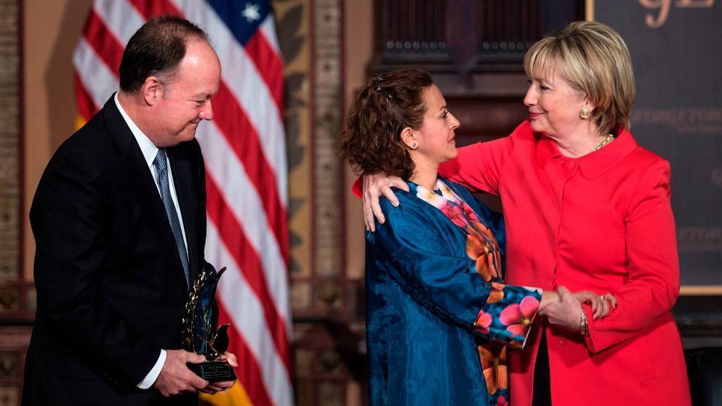 Jineth Bedoya, junto a la ex canditata presidencial estadounidense Hillary Clinton en 2017.