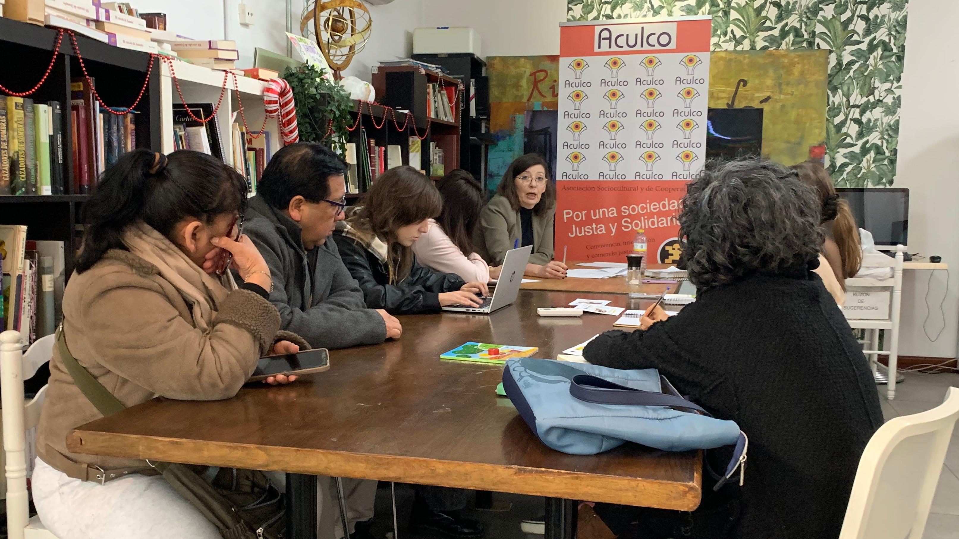 Trabajadores migrantes asisten a una clase gratuita en Aculco, organización que los asesora en temas legales y laborales