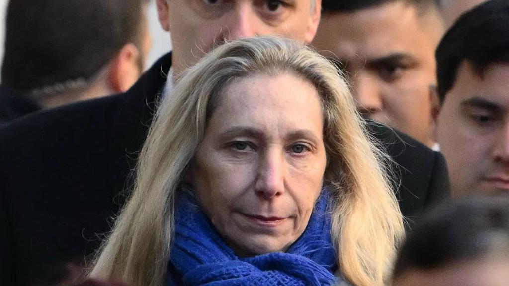 Karina Milei, una mujer rubia y de tez blanca. Es hermana del presidente Javier Milei y secretaria de la presidencia.