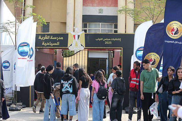 ناخبون أمام أحد اللجان في انتخابات مجلس النواب مصر 2025
