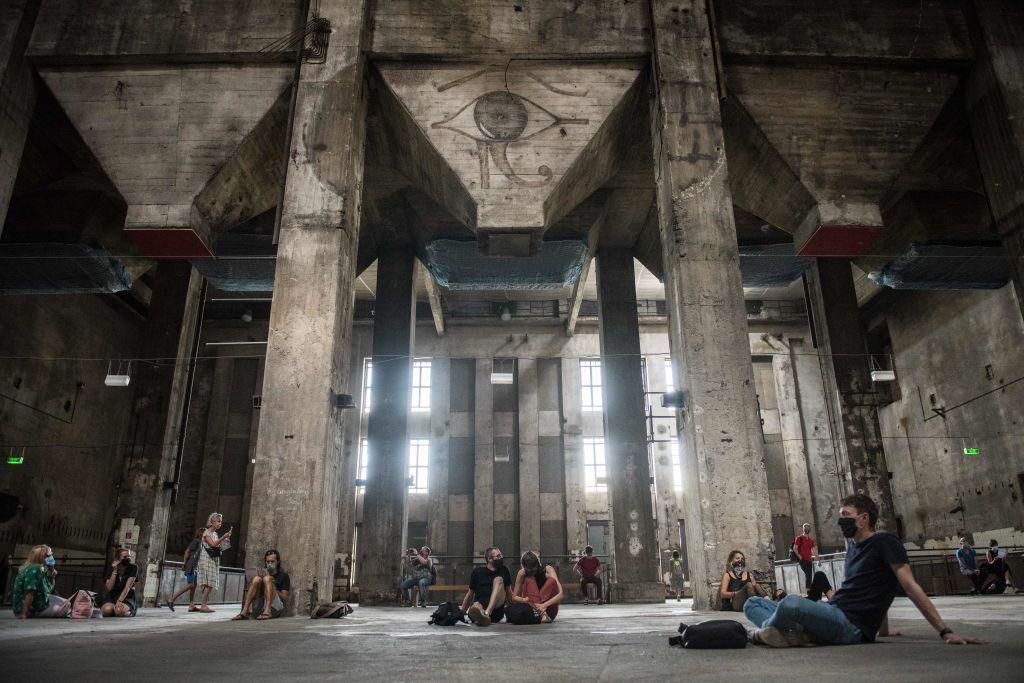 Visitantes escuchan la instalación sonora "eleven songs halle am berghain" en el club Berghain que fue concebida durante la pandemia en 2020.