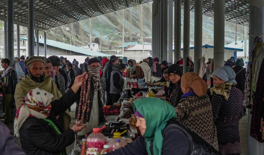 فائل فوٹو تاجک سرحد پر بازار میں افغان 