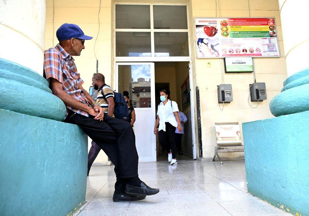 Hombre cubano frente a hospital